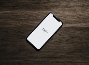 Anak Sering Bermain Handphone? Moms Harus Perhatikan Ini